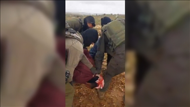 İsrail askerleri Batı Şeria'da İsraillilerin arazisine zorla girdiği Filistinliyi ve 2 oğlunu gözaltına aldı