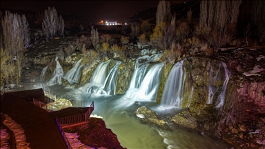 Ujëvara Muradiye në lindje të Turqisë "dëfron" me ngjyrat e dimrit dhe pranverës