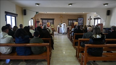 لبنان.. مسيحيون يحتفلون بـ"أحد الشعانين" وسط قصف إسرائيلي