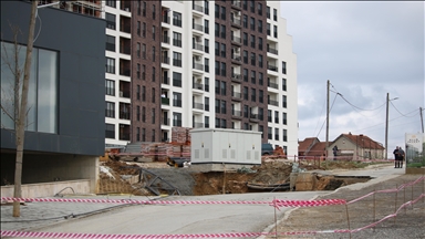 Shembja e asfaltit krijon një gropë të madhe në Prishtinë