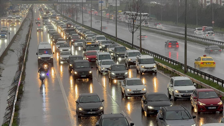 İstanbul'da yağmurun da etkisiyle sabah saatlerinde trafik yoğunluğu yaşanıyor