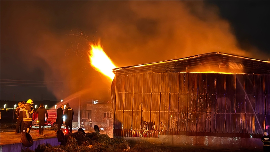 Osmaniye'de kağıt fabrikasında çıkan yangın kontrol altına alındı