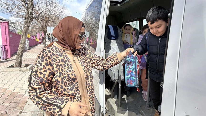 Eşinden devraldığı minibüsle 5 yıldır öğrencileri taşıyor