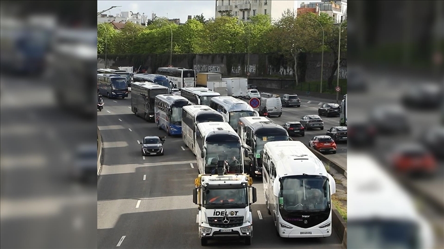 Paris’te otobüs ve kamyon şoförleri akaryakıt fiyatlarındaki artışa karşı eylem yaptı