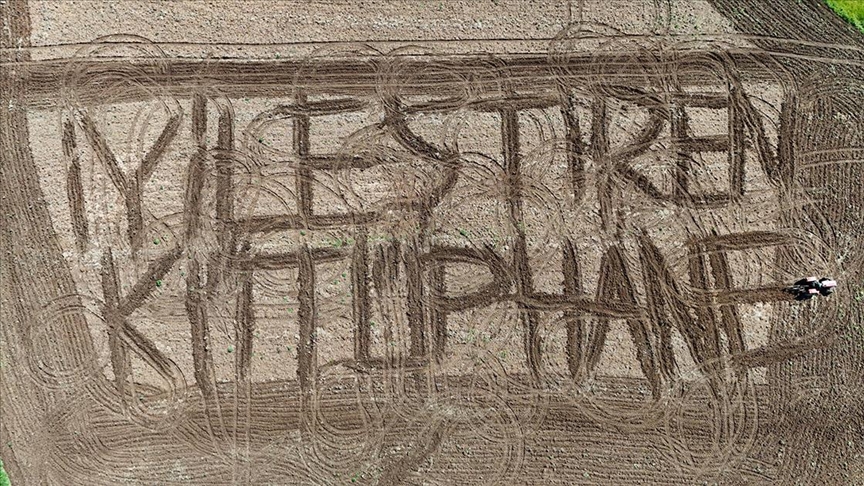 Kırklarelili çiftçi tarlasına pullukla "İyileştiren kütüphane" yazdı