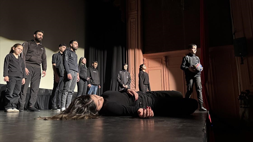 İsrail'in evsiz bıraktığı Lübnanlılar sığındıkları tiyatroda hikayelerini sahneye taşıdı