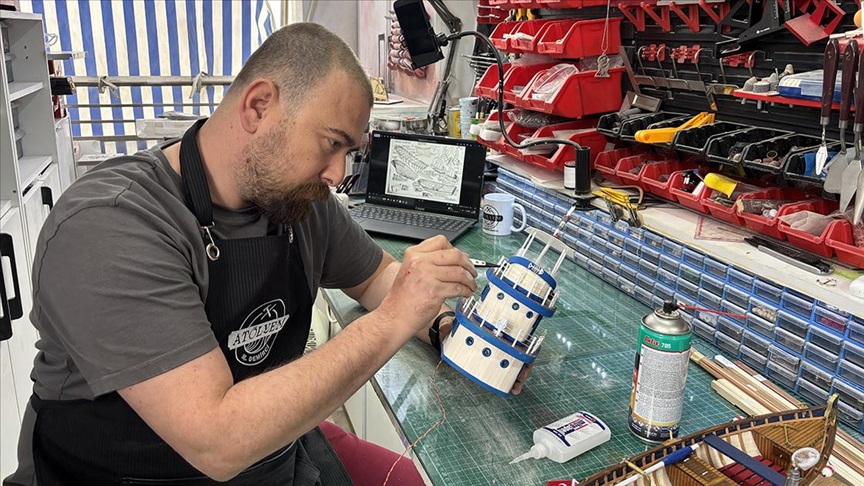 Denizcilik mirasını "minyatür tersanesi"nde geleceğe taşıyor