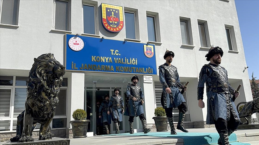 Selçuklu sultanlarının türbesinde jandarma personeli "saygı nöbeti" tutuyor