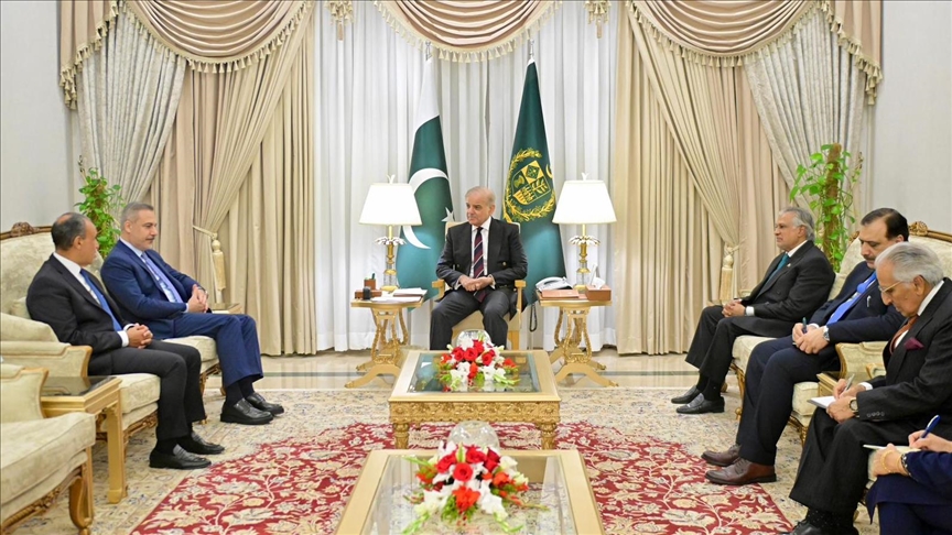 Le ministre turc des Affaires étrangères s’entretient avec ses homologues iranien et pakistanais