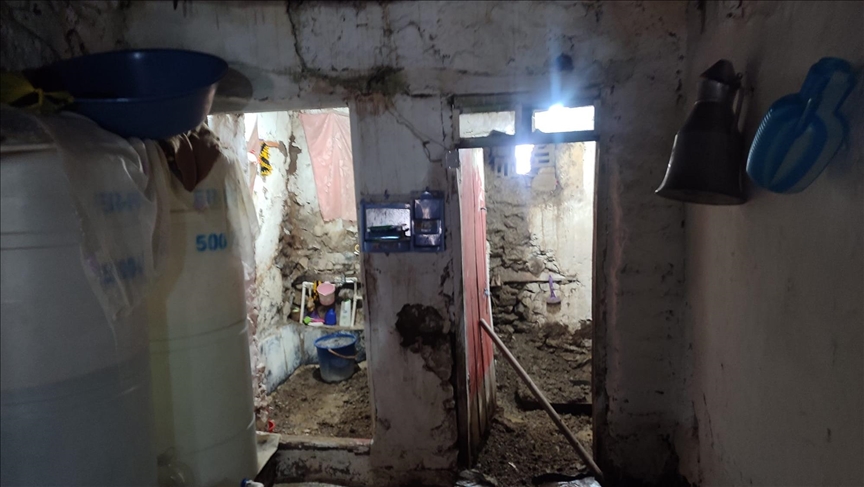 Li Hekariyê xaniyê kerpîç ji ber berf û baranê tep bû