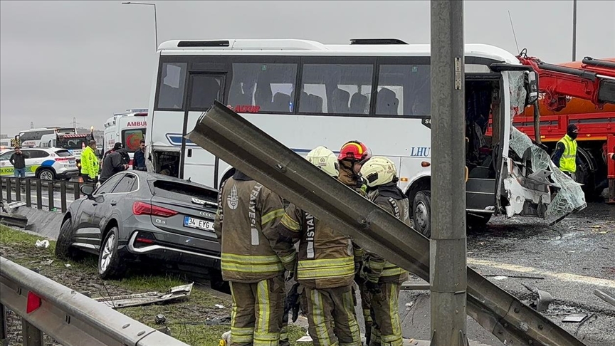 İstanbul'da polis servis aracının karıştığı kazada duran kalbi çalıştırılan polis memuru hayatını kaybetti