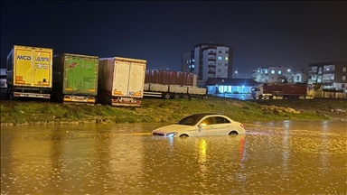 Li Şirnexê 3 kesên ji ber taviya baranê di wesayîtan da mehsûr man, hatin xilaskirin