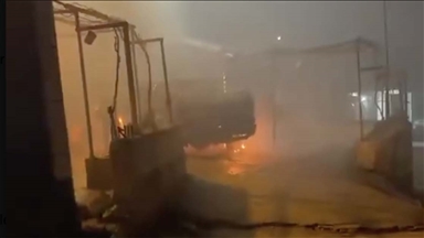 Batı Şeria’daki Filistin topraklarını gasbeden İsrailliler Filistinlilere saldırdı, araçları kundakladı