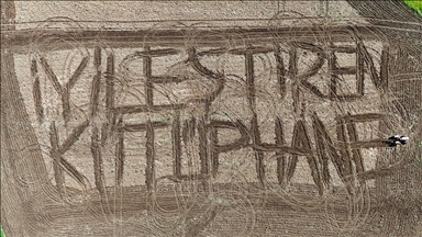 Kırklarelili çiftçi tarlasına pullukla "İyileştiren kütüphane" yazdı