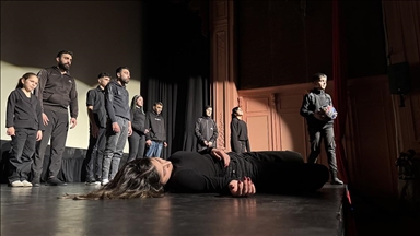 İsrail'in evsiz bıraktığı Lübnanlılar sığındıkları tiyatroda hikayelerini sahneye taşıdı