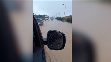 İstanbul'da devam eden sağanak hayatı olumsuz etkiliyor