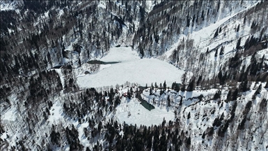 Artvin'de beyaz örtüyle kaplanan Borçka Karagöl havadan görüntülendi