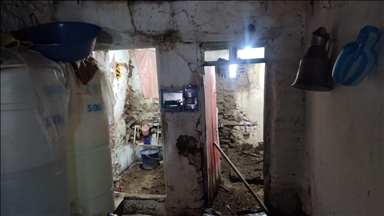 Li Hekariyê xaniyê kerpîç ji ber berf û baranê tep bû