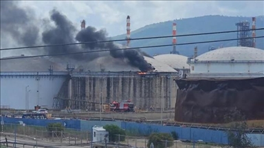 İran ve Hizbullah'ın misillemesi sonrası İsrail'in kuzeyindeki petrol rafinerisinden dumanlar yükseliyor