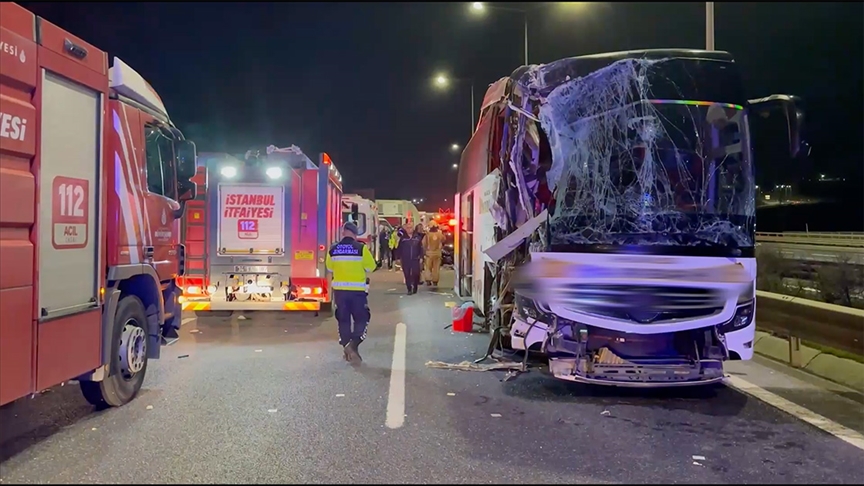 Kuzey Marmara Otoyolu'nda tır ile yolcu otobüsü çarpıştı, 10 kişi yaralandı