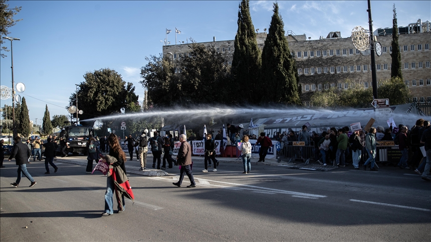 الشرطة الإسرائيلية تفرق مظاهرة بالقدس ضد قانون إعدام الأسرى 