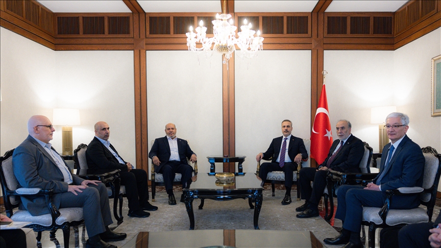 فيدان يلتقي وفد حماس في أنقرة