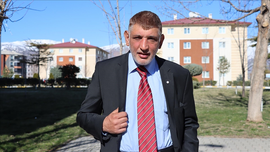 Erzincanlı zihinsel engelli 26 yıldır takım elbise giymeden dışarı çıkmıyor