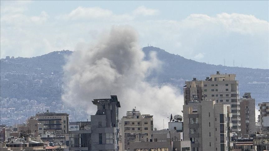 Artêşa Îsraîlê li herêma Dahiyeyê ya li başûrê Beyrûtê avahiyek bombebaran kir