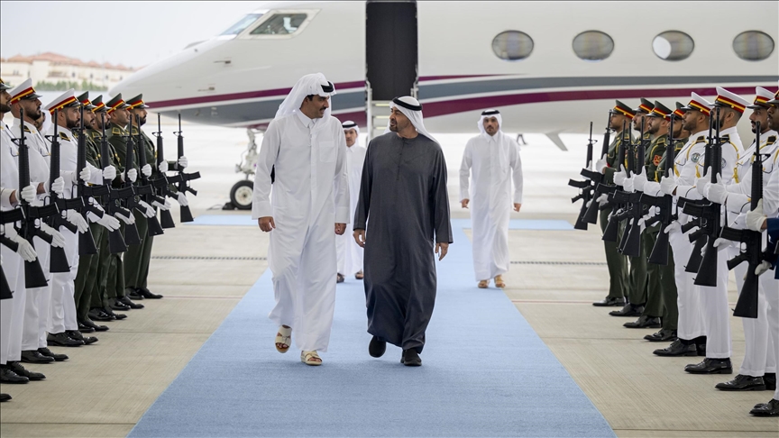 أمير قطر ورئيس الإمارات يبحثان سبل الحد من التصعيد بالمنطقة