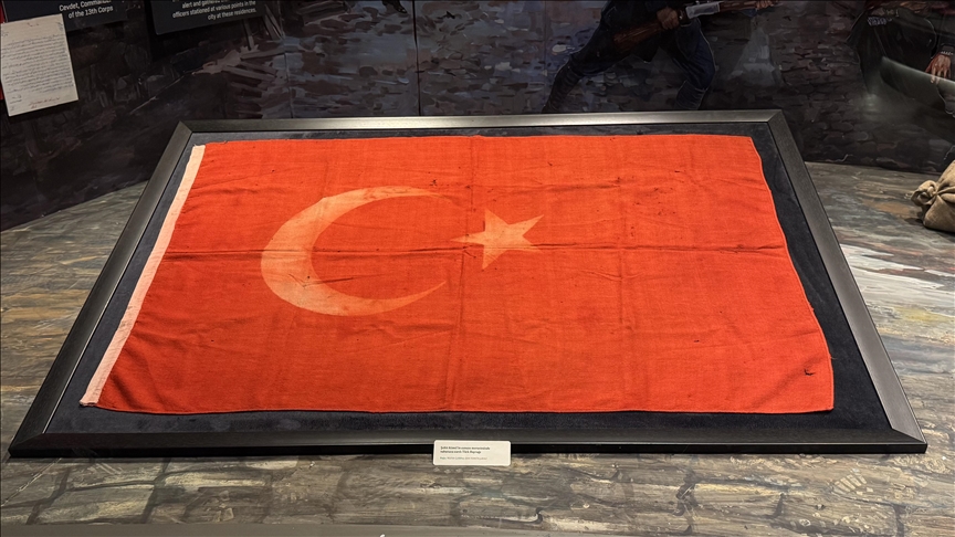 Şehit Kamil'in tabutuna örtülen Türk bayrağı müzede sergileniyor