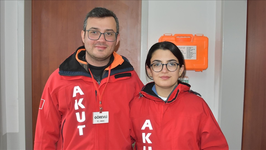 Depremzede avukat eşiyle AKUT'ta görev yapıyor