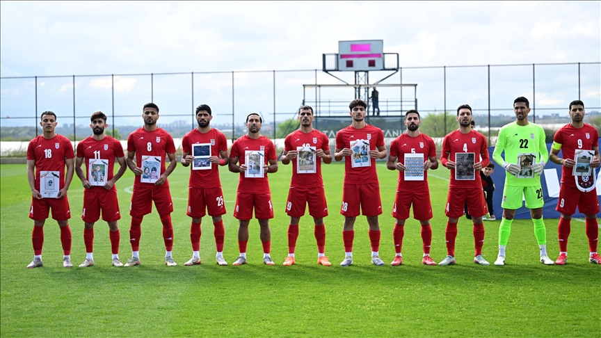 صور الأطفال الضحايا ترافق لاعبي إيران أمام كوستاريكا