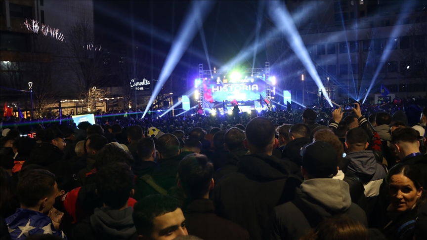 Ethet e futbollit përfshijnë Prishtinën, Shkupin dhe Tiranën, qytetarët ndjekin ndeshjen Kosovë-Turqi