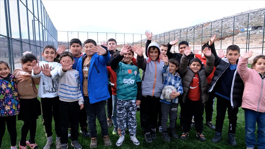 Bakan Kurum, Adıyaman'ın Zey köyünde halı sahaya kavuşan çocukları paylaştı