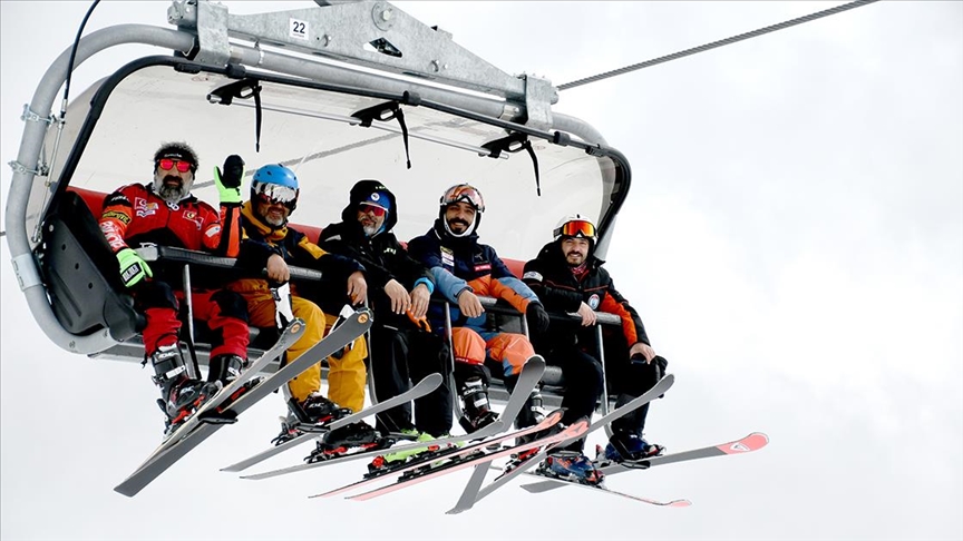 Kar kalınlığının 2 metreye yaklaştığı Sarıkamış'ta kayak sezonu devam ediyor