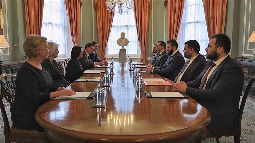 الشرع يبحث مع وزيرة الداخلية البريطانية تعزيز التنسيق الأمني 