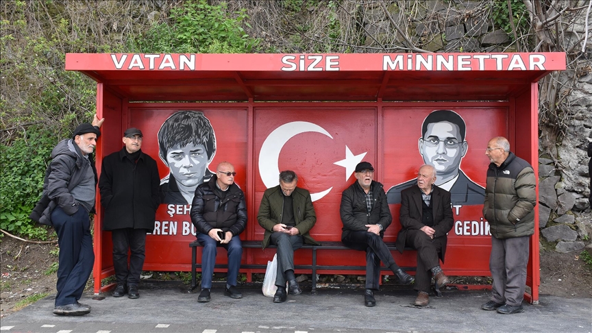 Şehitlere resimlerini çizerek gösterdikleri vefayı Trabzon'a taşıdılar 