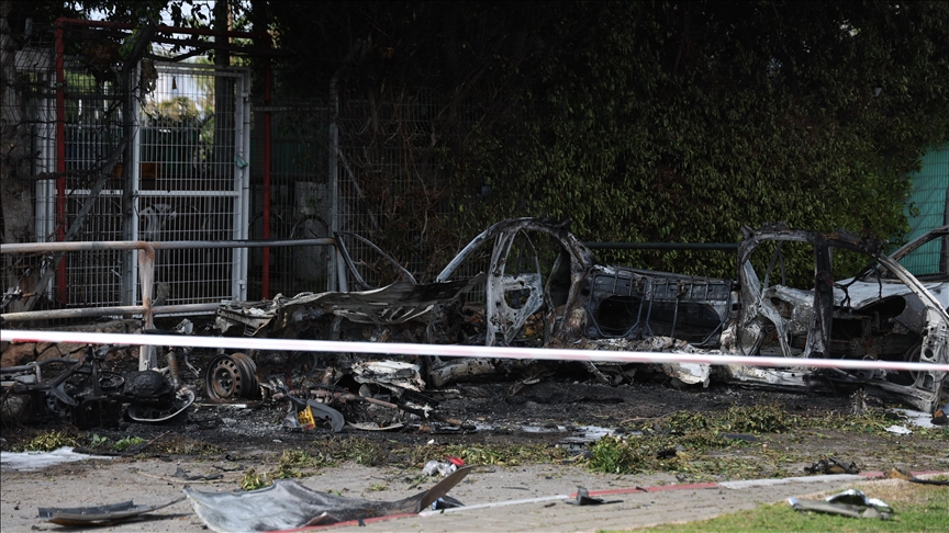 Disa automjete përfshihen nga flakët në Izraelin qendror, pas sulmit të Iranit me raketa