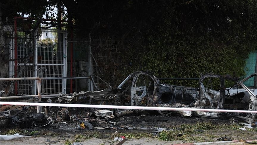 9 مصابين بإسرائيل واحتراق سيارات جراء شظايا صاروخ إيراني 