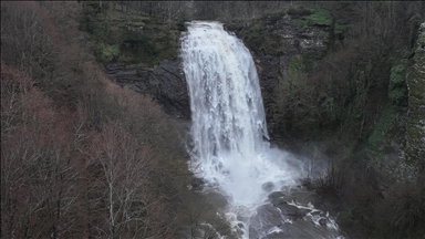 Fay kırığıyla oluşan Suuçtu Şelalesi bahar yağışlarıyla coştu