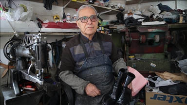 Hataylı usta 44 yıldır aynı dükkanda ayakkabı tamir ediyor