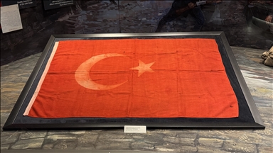 Şehit Kamil'in tabutuna örtülen Türk bayrağı müzede sergileniyor