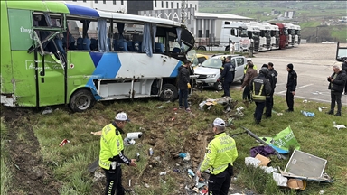 Li Samsûnê midîbusa ku xwendekar vediguhast qulibî û 11 kes birîndar bûn