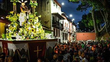 Veliki broj vjernika na procesiji “Isus vezan za stup” u Petareu