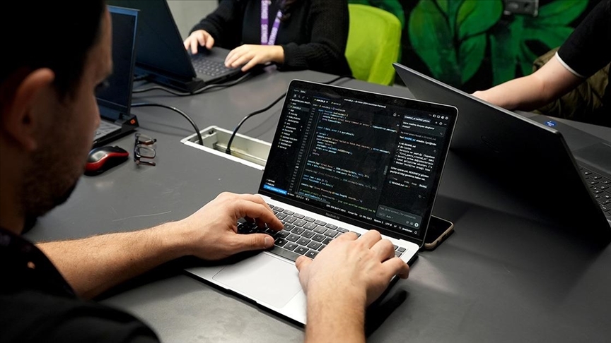 Yapay zekadaki gelişmeler, düşük maliyetli küçük bilgisayar satışlarını artırdı