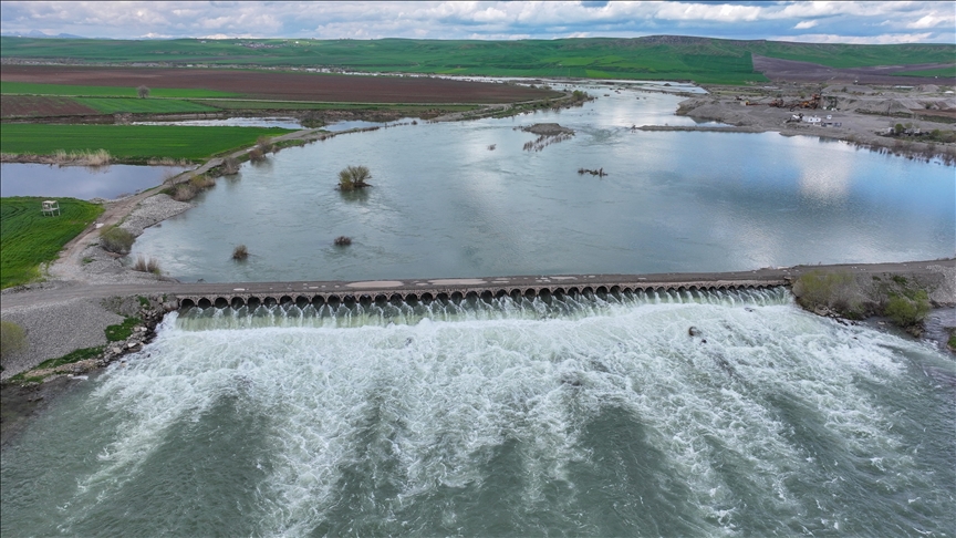 Li Diyarbekirê dîmenê rê û erdên çandiniyê yên ku di binê avê da mane bi droneyê hat kişandin