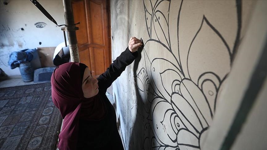 Палестинка која го загуби окото во израелски напад со четка во раката му пркоси на мракот и покрај попреченоста 