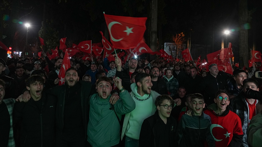 Vatandaşlar, Türkiye'nin 24 yıl sonra 2026 Dünya Kupası'na katılma hakkı kazanmasını sevinç gösterileriyle kutladı