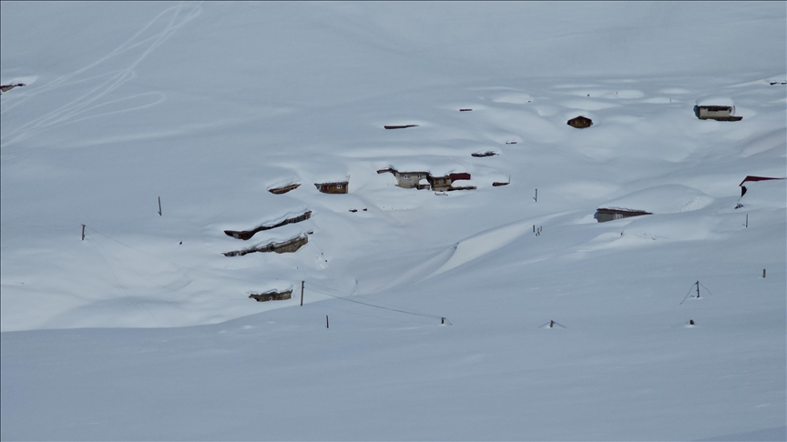 Rize'de karlar altında kalan yayla evleri havadan görüntülendi