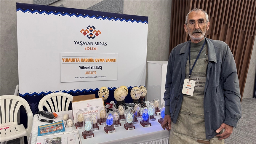 Televizyondan görerek başladığı yumurta kabuğu oyma sanatını Türkiye'ye tanıtıyor